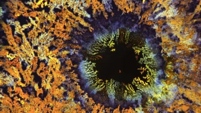 在显微镜下，化学溶液的结晶看起来很像火山熔岩