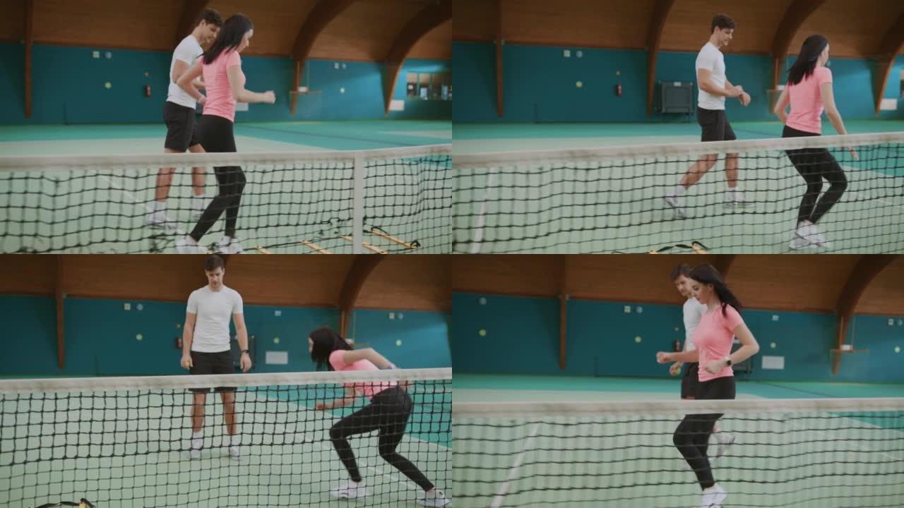 年轻女子在室内网球场男教练的指导下练习跳绳