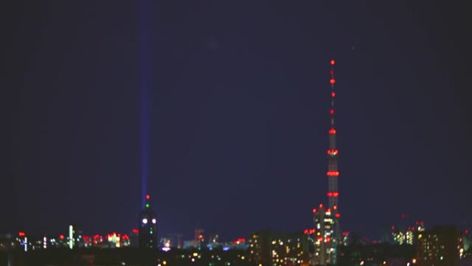 夜城背景上的巨塔