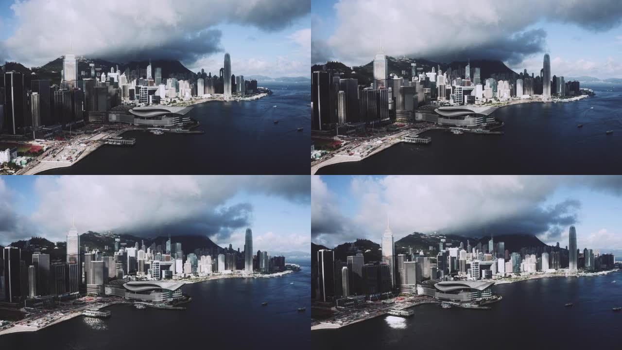 从无人机上俯瞰香港，城市天际线上挤满了摩天大楼。