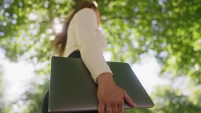 女人在上班途中背着笔记本电脑