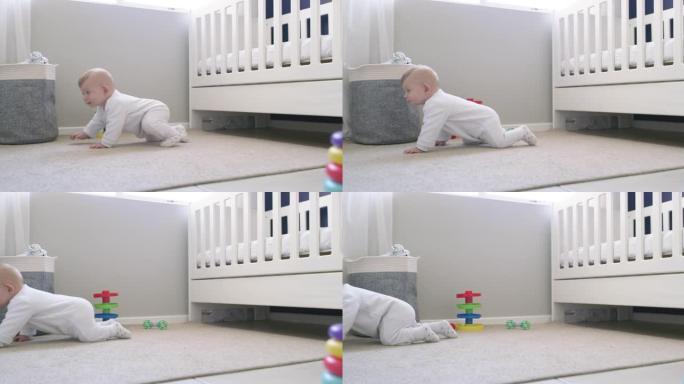 一个可爱的男婴在家里的地板上爬行的4k视频片段