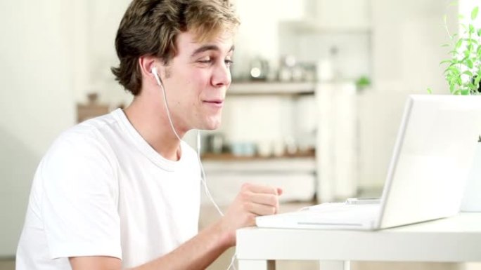 一个年轻人使用笔记本电脑进行视频通话的4k视频录像