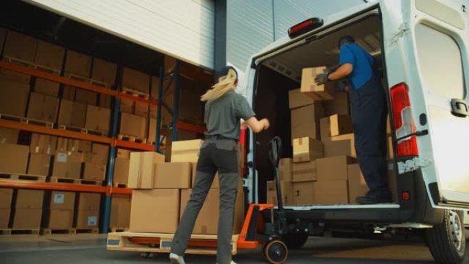 物流配送仓库之外: 多样化的工人团队使用带有纸板箱，在线订单，电子商务采购的手推车装载配送货车。慢动