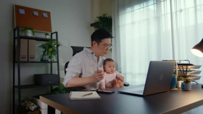 单亲父亲儿科远程医疗在笔记本电脑上，医生从家里询问生病的男婴。虚拟护理远程医疗预约和在线咨询。