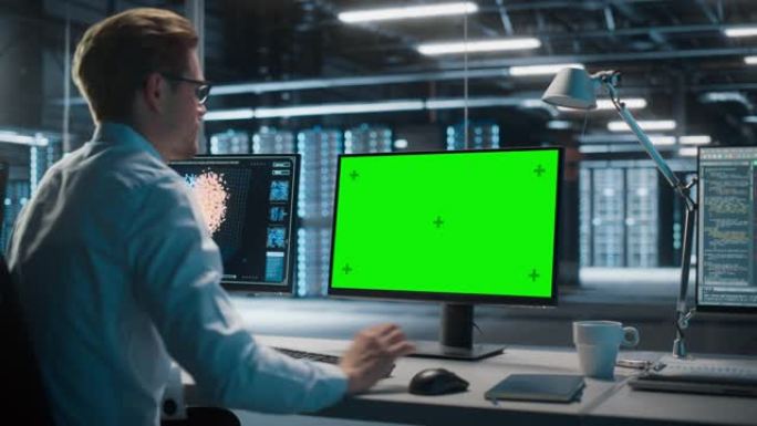 高科技数据中心服务器: 在绿屏色度关键计算机上工作的高加索男性IT专家。监控网络服务、云计算、分析设