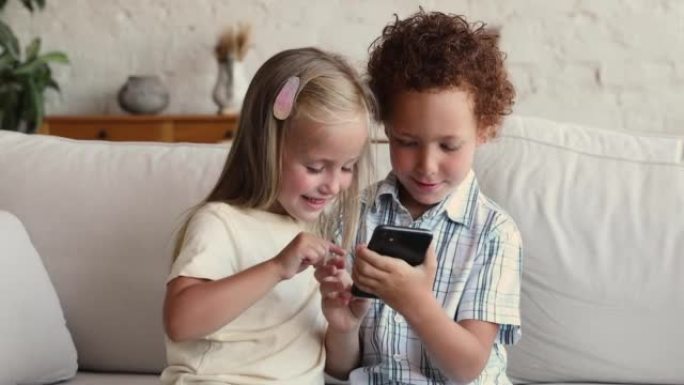儿童兄弟姐妹男孩女孩使用带有父母控制应用程序的手机