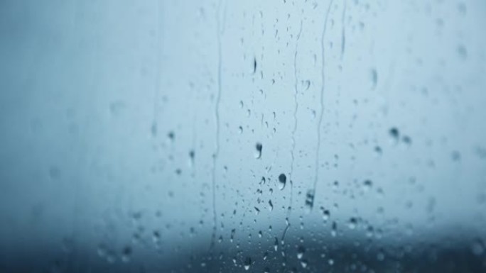 窗户上的特写雨滴窗户上的特写雨滴