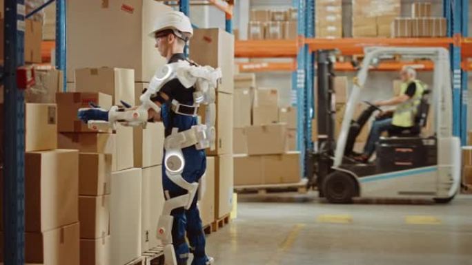 高科技未来派仓库: 工人穿着先进的全身动力外骨骼外衣。帮助人们提高效率，增强绩效，力量并消除与工作有