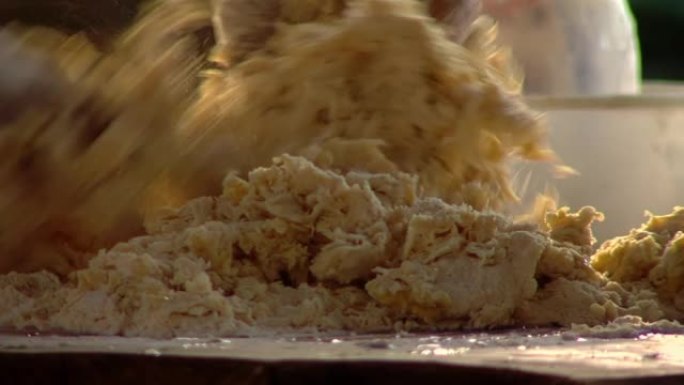 女人用手揉面包面团，女人在阿根廷做自制面包时揉面团。特写。