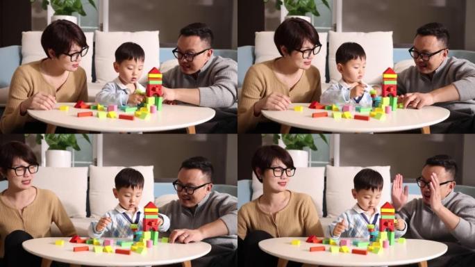 亚洲家庭一起玩积木