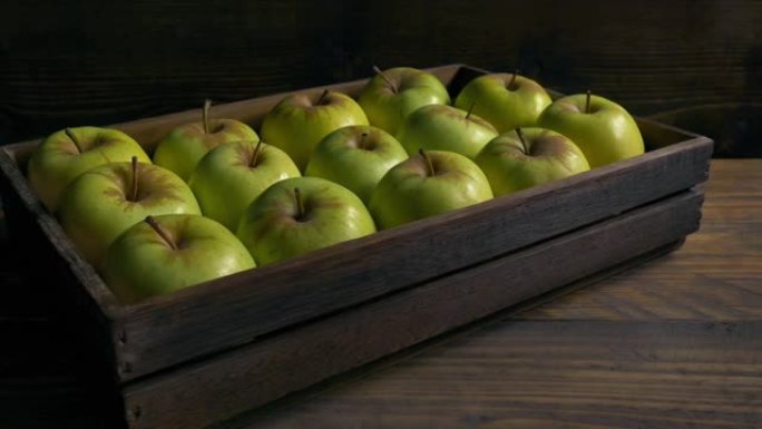 木箱，采摘者，农业中的青苹果
