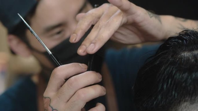 亚洲男子在理发店理发。
