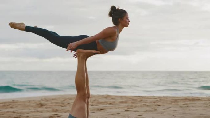 难以置信的信任海滩Acro瑜伽