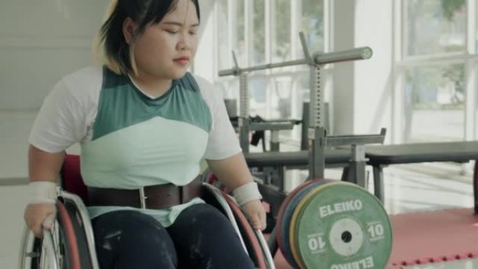 坐轮椅的亚洲女运动员