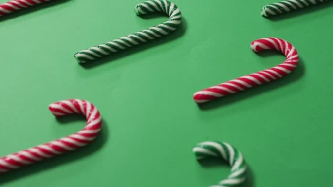 绿色背景上的红色和绿色条纹糖果棒