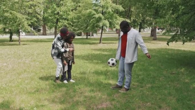 非裔美国人在户外踢足球