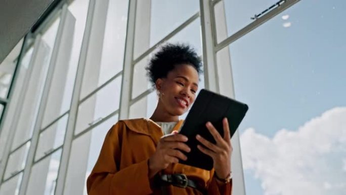 黑人女性，公司和平板电脑用于技术的网页设计，专业的数字营销和领导力。数字信息，用技术和网络打字电子邮
