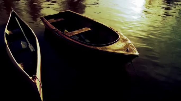 日落时湖水上的旧木制独木舟船。4k分辨率。