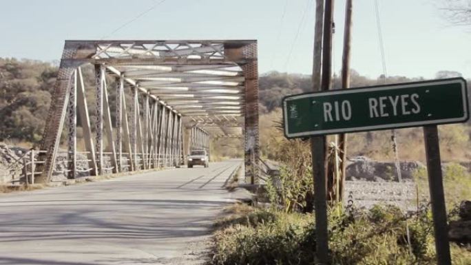 南美洲阿根廷胡胡伊省雷耶斯别墅附近的旧钢桥。