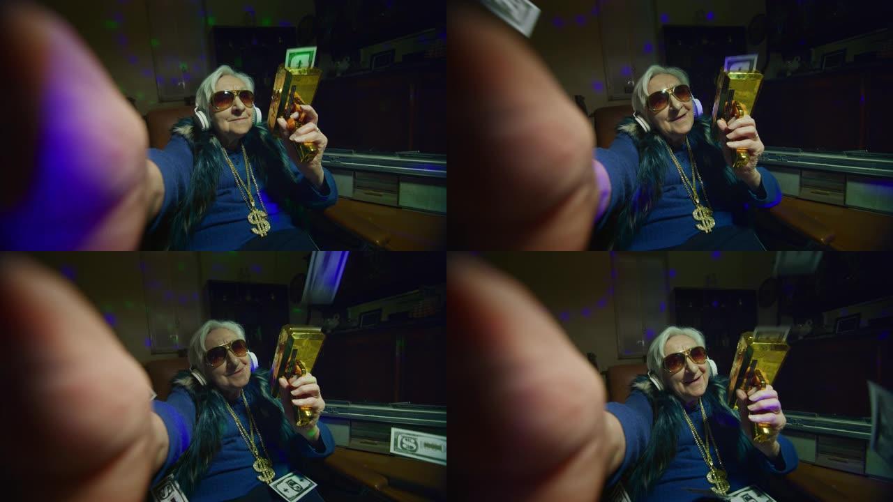 一位时髦的穿着快乐的现代富有的高级灰发妇女戴着墨镜，在相机上展示了一堆货币钞票。