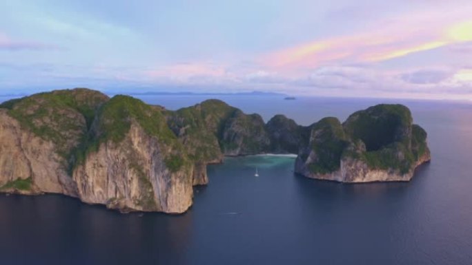 泰国披披群岛甲米玛雅海滩旅游地标鸟瞰图。