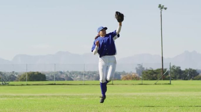 高加索女棒球选手，外野手在棒球场上跳跃、接球和投掷球