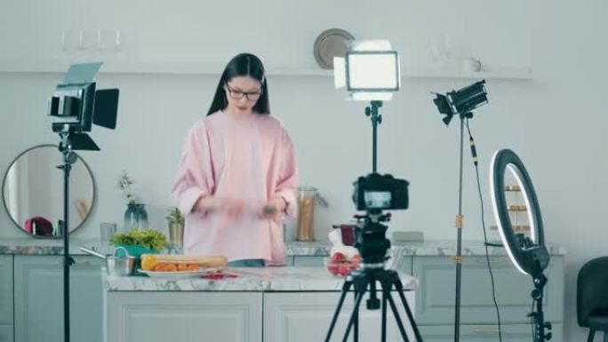 视频工作室，一位女士在做饭时被拍摄