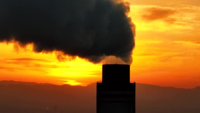 日落时冒烟的燃煤电厂高管的鸟瞰图