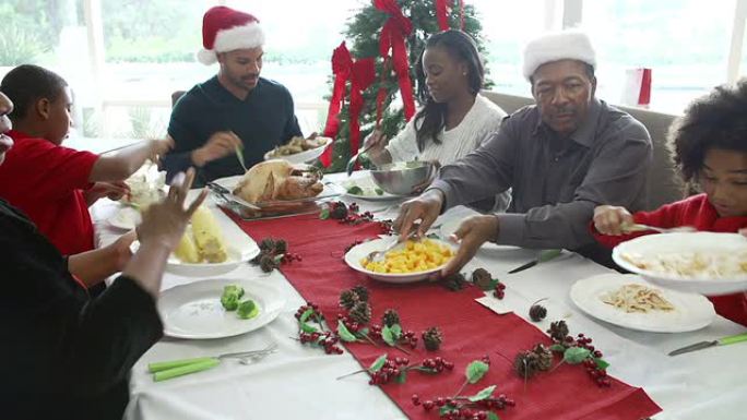 多代家庭一起享用圣诞大餐
