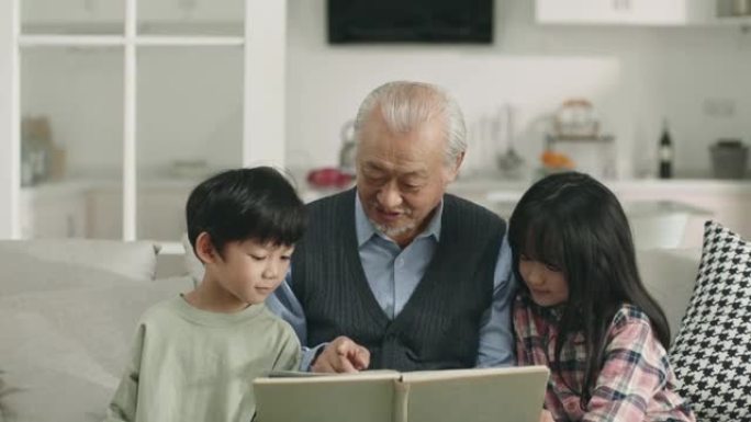 亚洲爷爷和两个孙子一起读书