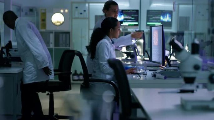 两位科学家在实验室的计算机和数字平板电脑上共同工作的4k视频片段