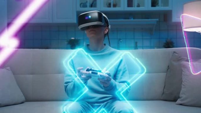 戴着VR耳机的小男孩在室内玩视频游戏。在带有无线媒体眼镜和控制台控制器的家庭房间里，白人少年孩子脸上