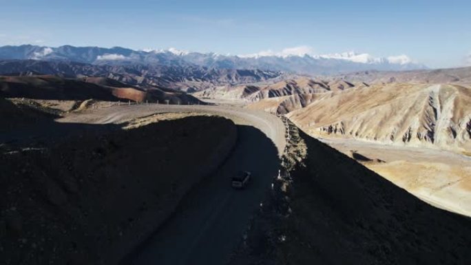 无人机在山上拍摄的汽车旅行概念。山路