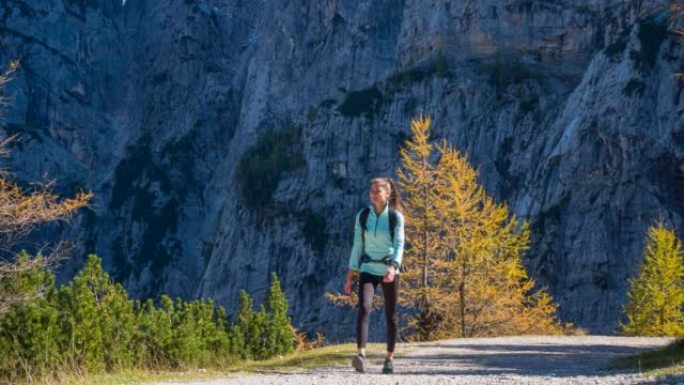 年轻的健身女子在徒步旅行时保持健康，在山上呼吸新鲜空气