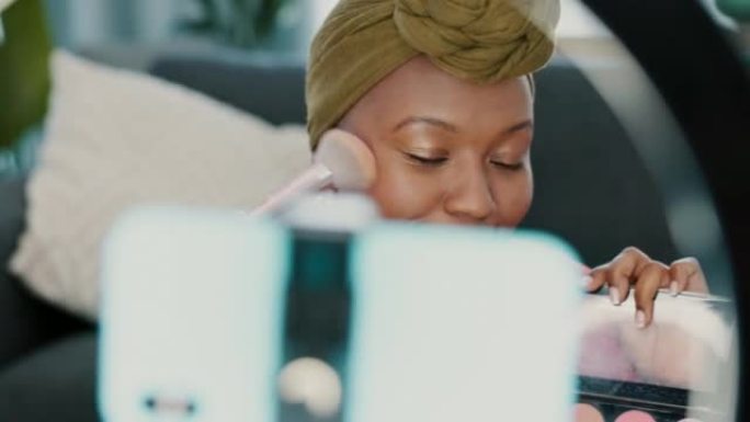 化妆，实时流媒体和有影响力的黑人女性在智能手机上进行化妆品评论，社交媒体广告和博客。视频录制，客厅工