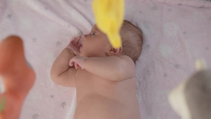SLO MO婴儿躺在婴儿床时吮吸拇指