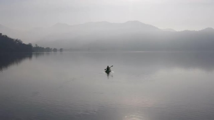 单人生活平衡河流反射漫游者乡村的平静雾。