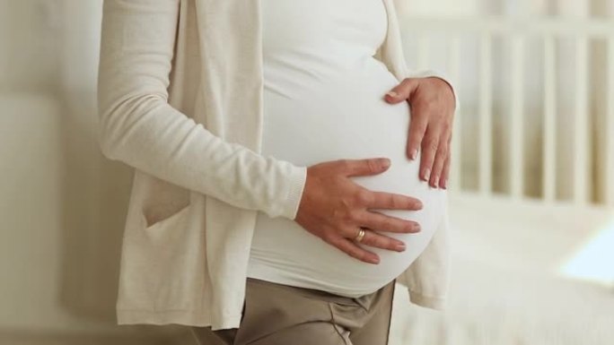孕妇抚摸9个月大肚子的短拍