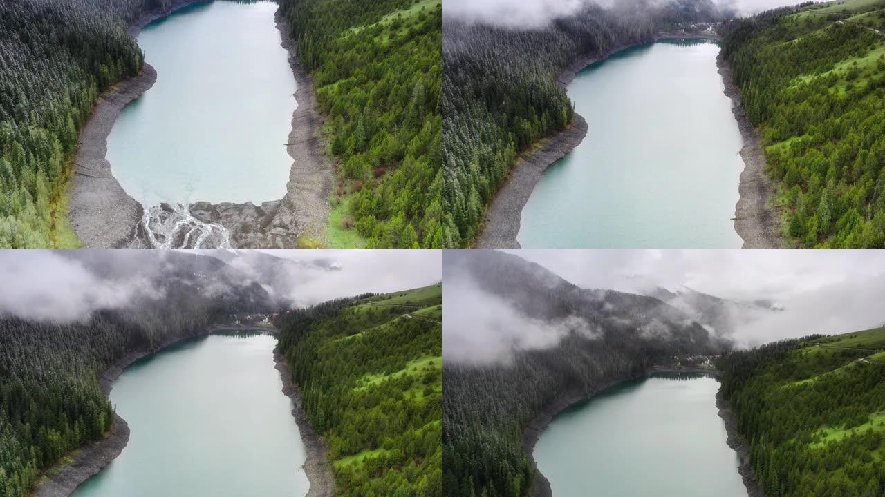 一池湖水静静地躺在丛林中