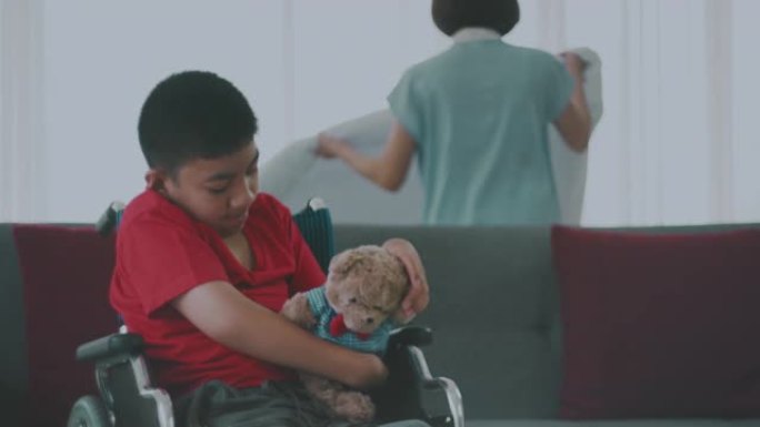 轮椅: 亚洲男孩孤独陪伴