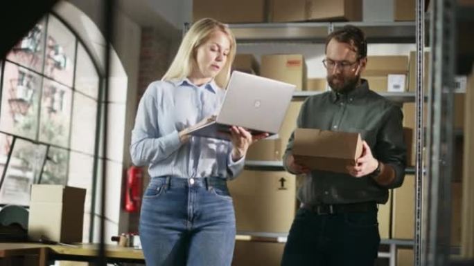 男性和女性仓库库存经理的肖像交谈，使用笔记本电脑并检查零售库存。走在一排排装满纸箱包装的架子之间的背