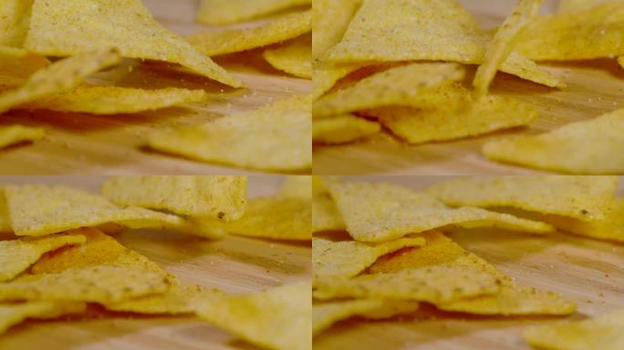 宏观: 三角形金色玉米饼片落在木质表面上。