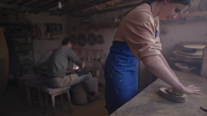 SLO MO父女在陶艺工场工作