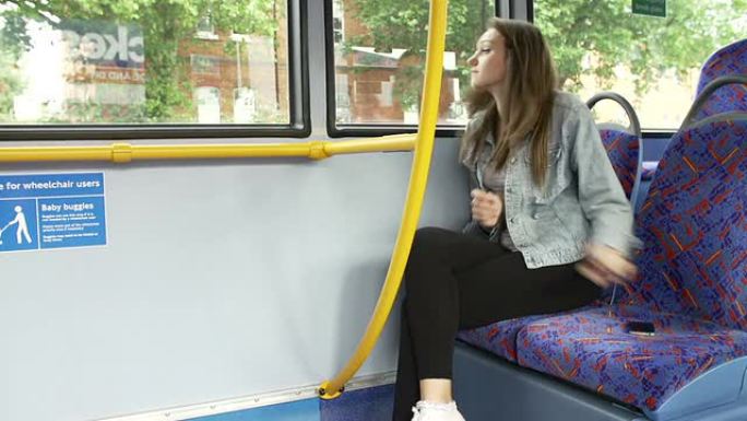 乘客将手机留在公共汽车座位上