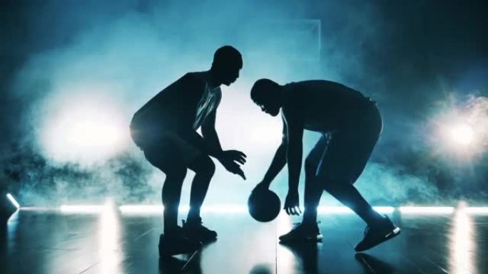 两名运动员争夺篮球的慢动作