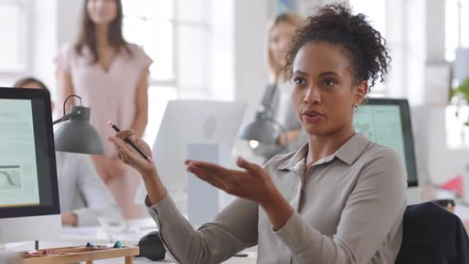 领导，演讲或黑人妇女在与团队的计划，合作或营销策略会议上。团队合作、关键绩效指标项目管理评审的导师、