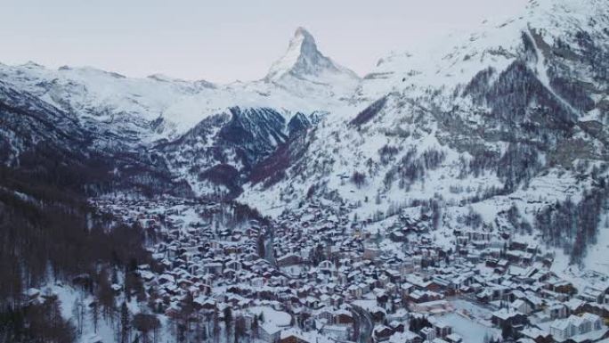 Zermatt city village view point和瑞士黎明的标志性马特洪峰。