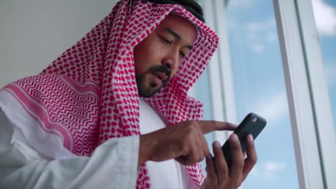 阿拉伯企业使用手机刺激和欢呼手势