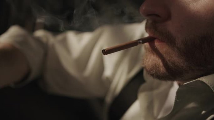 一个醉酒男子的特写镜头，点燃香烟并在黑暗中抽烟